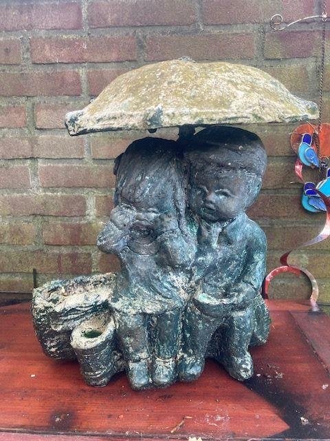 Vijver Fontein jongetje en meisje onder paraplu Hoogte 40 CM, Tuin en Terras, Waterpartijen en Fonteinen, Ophalen of Verzenden