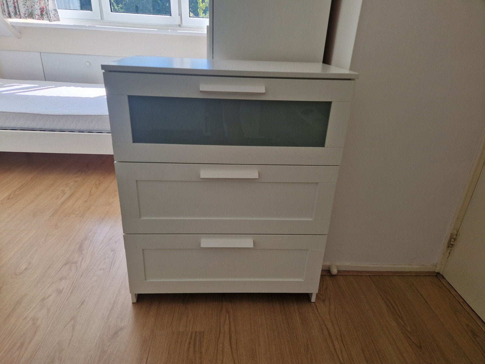 IKEA BRIMNES Ladekast - 3 lades, wit met matglas, Huis en Inrichting, Kasten | Ladekasten, Ophalen