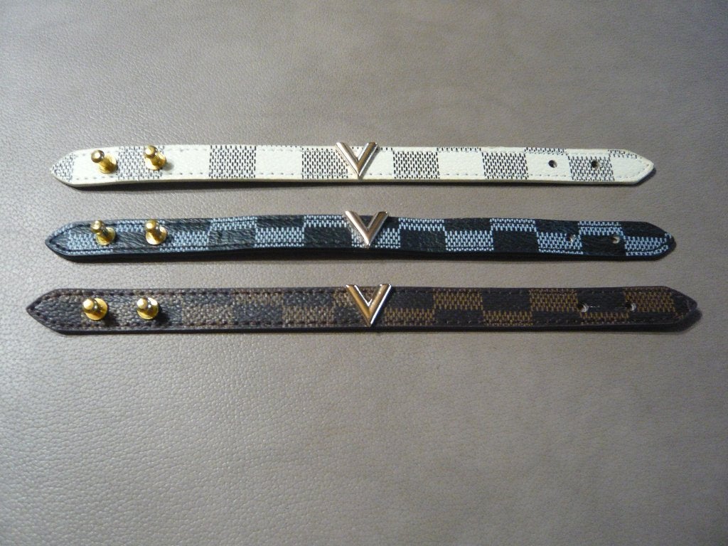 armband met V 18cm in wit blauw of bruin €5 p/st, Ophalen of Verzenden, Nieuw, Overige kleuren, Overige materialen