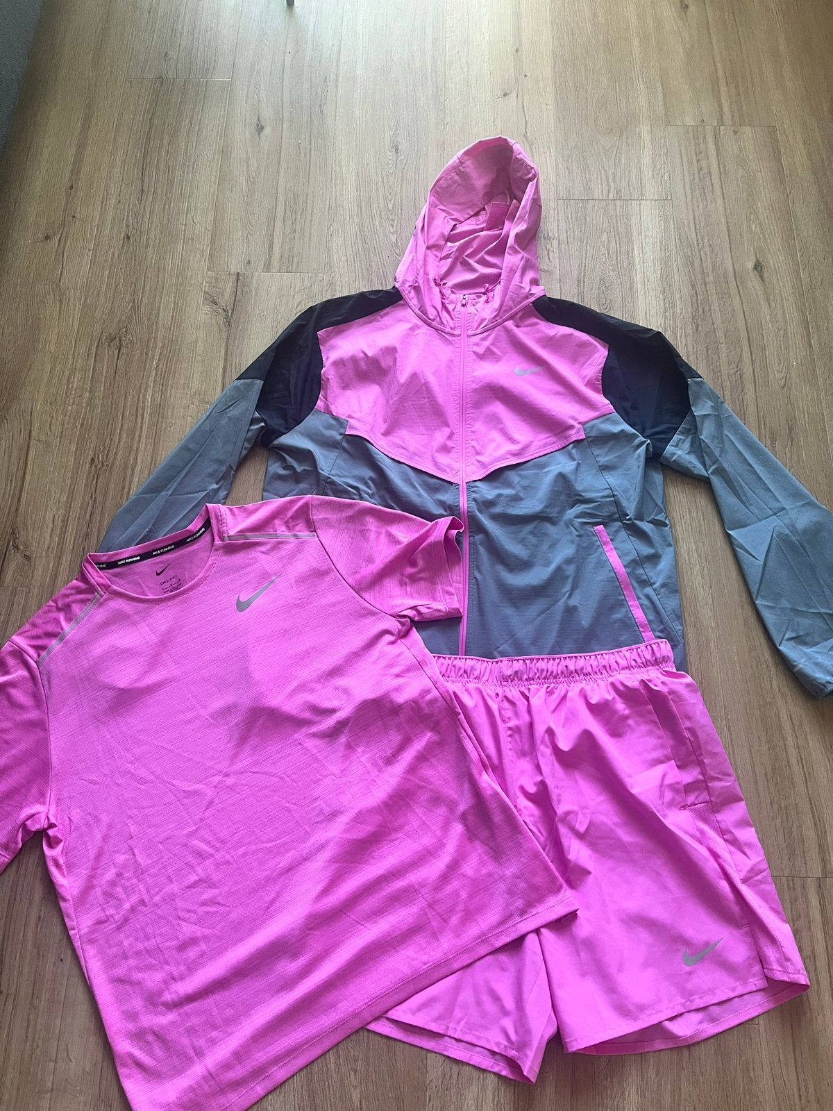 Orginele Nike Miller set roze (jas, shirt, broekje), Kleding | Heren, Sportkleding, Maat 48/50 (M), Ophalen of Verzenden, Zo goed als nieuw