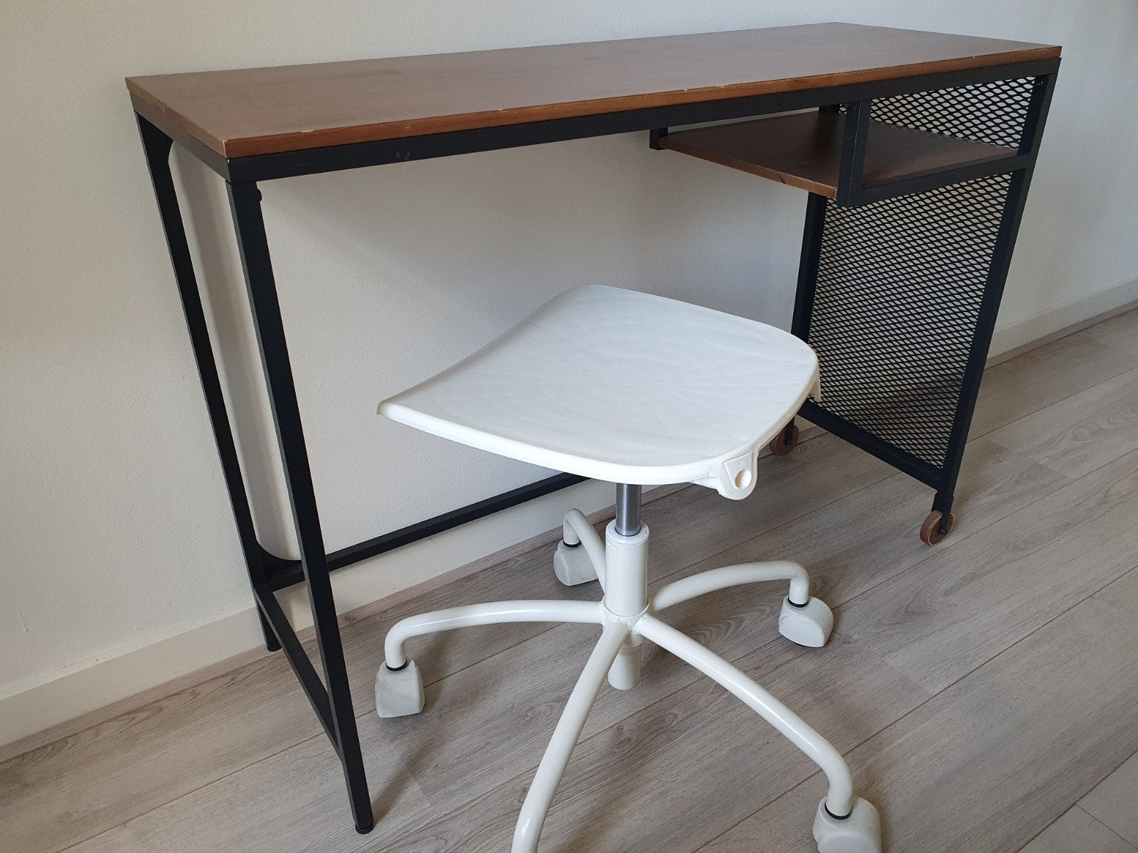 Bureau met wieltjes, Huis en Inrichting, Bureaus, Ophalen