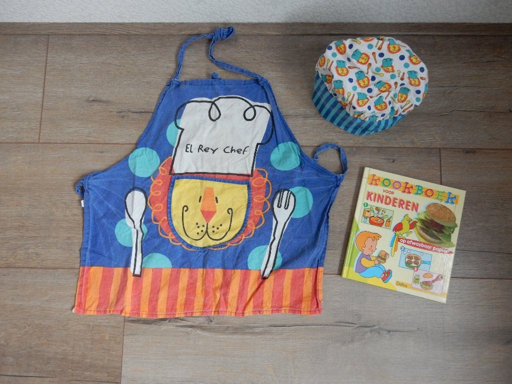 Kinderkookboek met kookschort en muts, Ophalen of Verzenden, Gebruikt, Overige materialen, Speelkeuken-accessoire