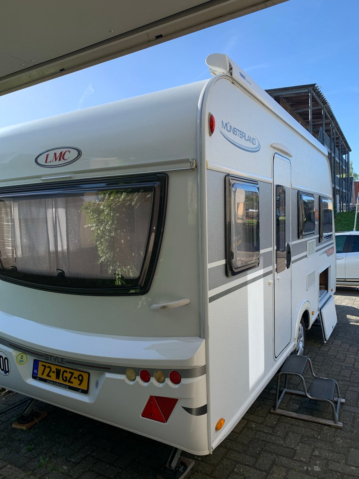 LMC Style 420D uit 2015 met mover en fietsenrek, Caravans en Kamperen, Treinzit, Dwarsbed, Particulier, 6 tot 7 meter