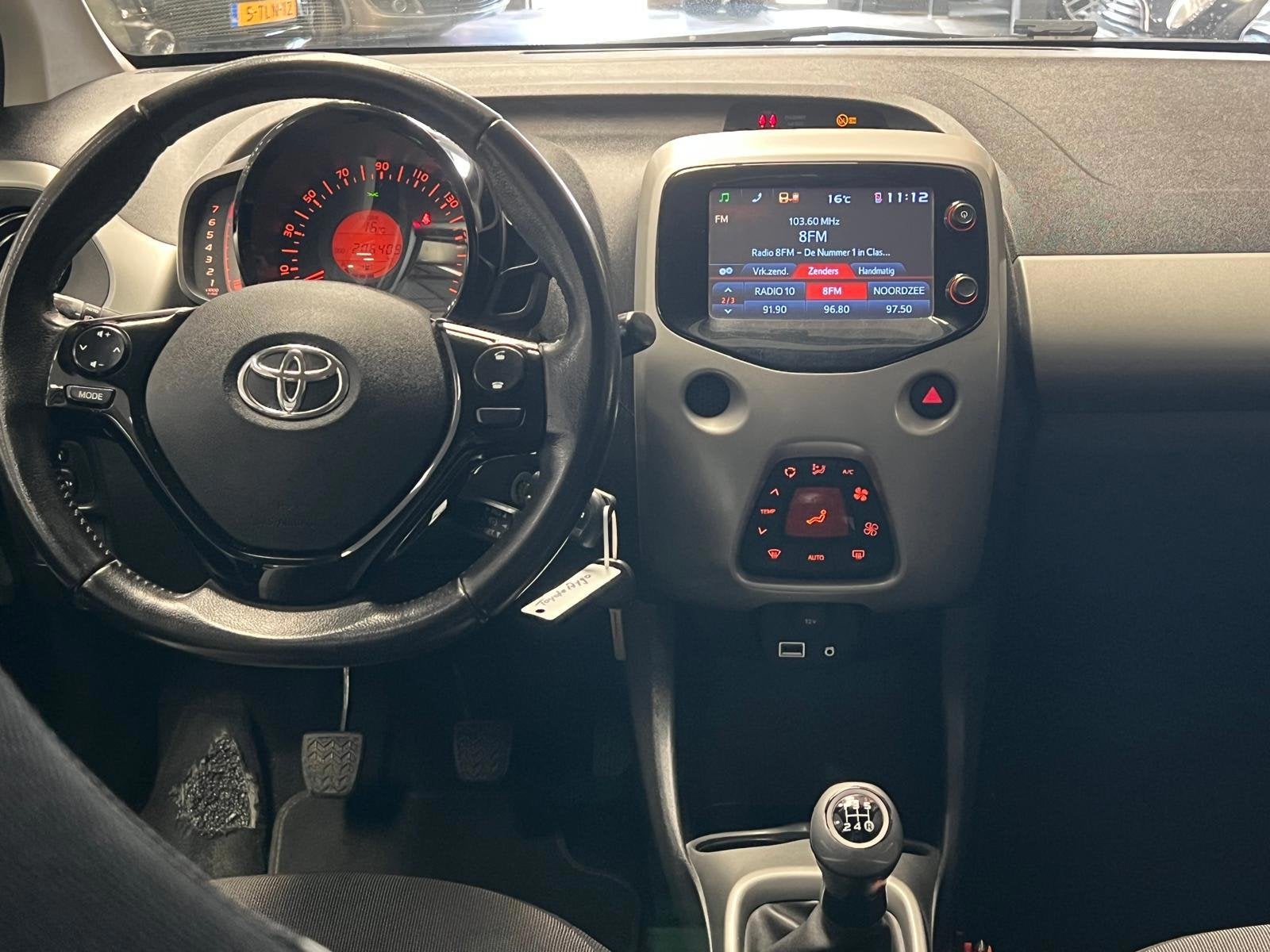 Toyota Aygo 1.0 VVT-i x-clusiv 2e Eigenaar - Achtercamera -, Voorwielaandrijving, Euro 5, Stof, Gebruikt