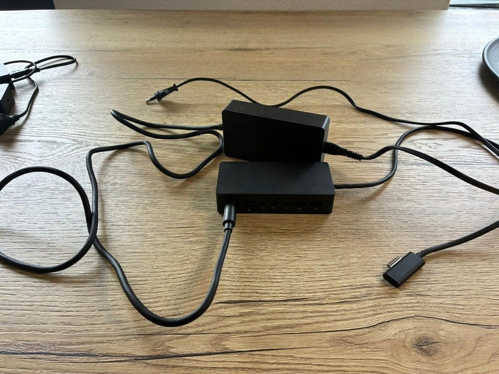 Microsoft Surface Dock 1 (model 1661) - Gebruikt, Computers en Software, Laptop, Ophalen of Verzenden, Microsoft, Docking station