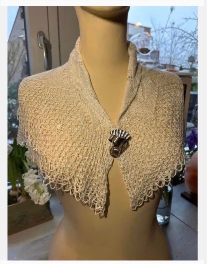 Mooie handgemaakte gehaakte stola sjaal met gratis broche, Maat 42/44 (L), Ophalen of Verzenden, Zo goed als nieuw, X