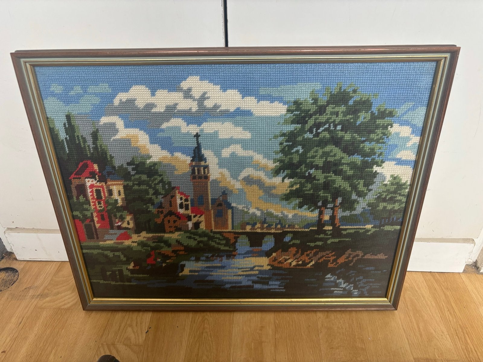 Vintage Schilderij: Geborduurd Landschap met Brug en Kerk, Doek, Overige technieken, Ophalen of Verzenden, Handgeschilderd