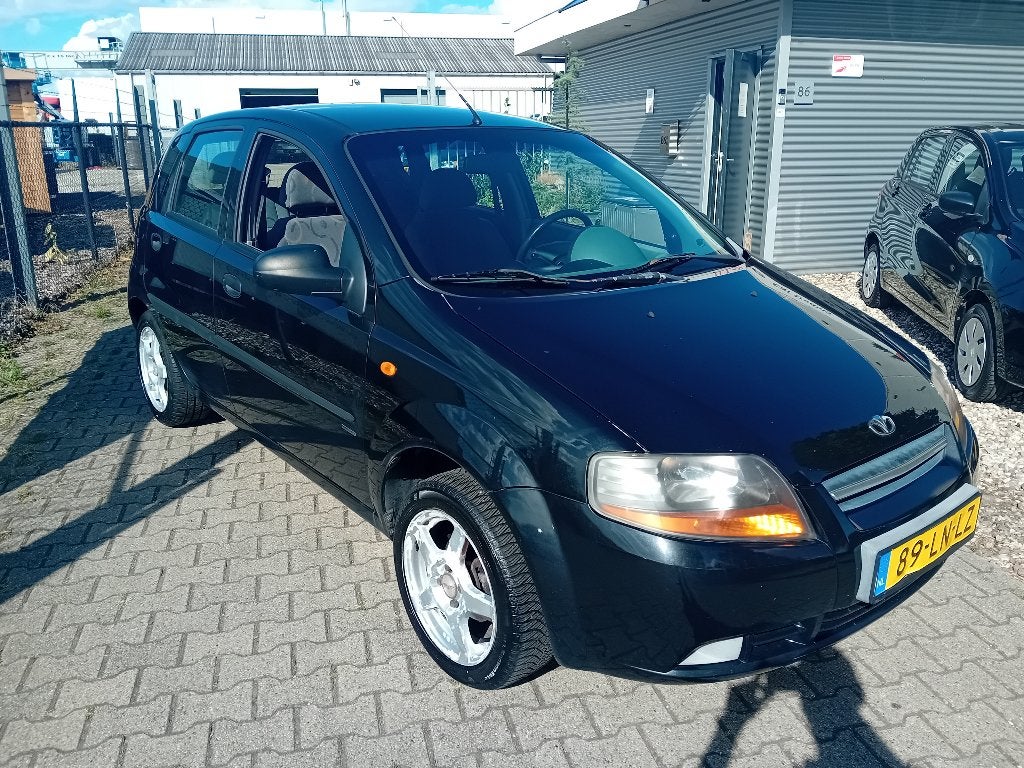 Daewoo Kalos 1.4 2003 Zwart TREKHAAK!! APK 15-04-2027!!, Auto's, Daewoo, 40 €/maand, 4 cilinders, Kalos, Zwart