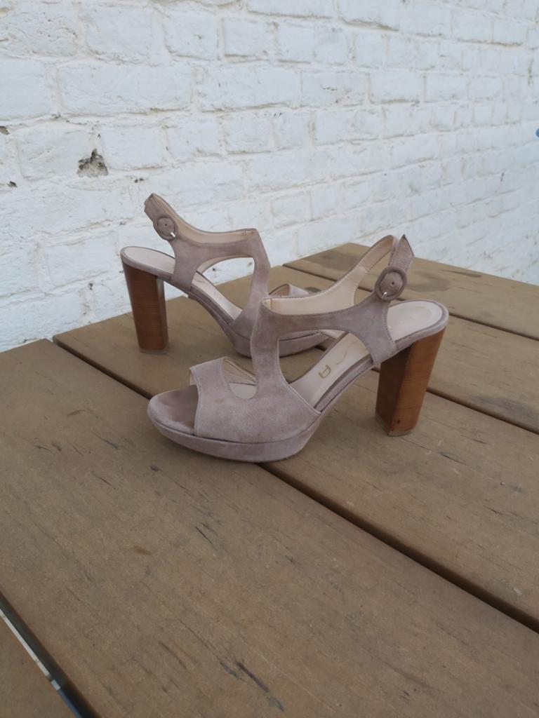 Unisa suède sandalen met blokhak maat 37 in heel mooie staat, Ophalen, Beige, Sandalen of Muiltjes, Unisa