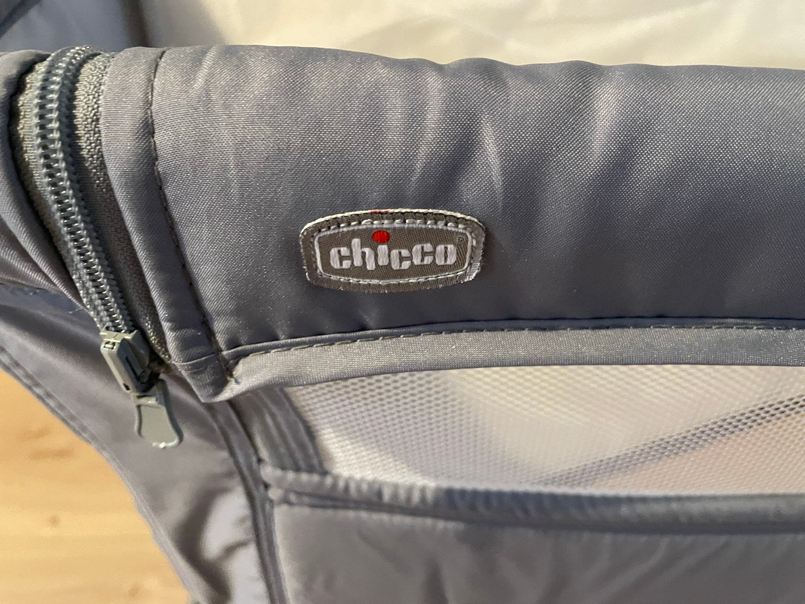 Chicco Next2Me Essential Co-sleeper Grijs met 2 over trekjes, Ophalen of Verzenden, Zo goed als nieuw, Wieg