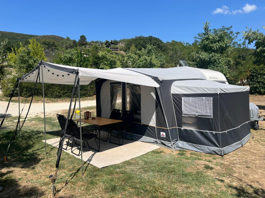 Gepimpte Chateau Le car 330 met stapelbed, voortent, luifel!, Omvormbare zithoek, Particulier, 500 - 750 kg, Tot en met 4