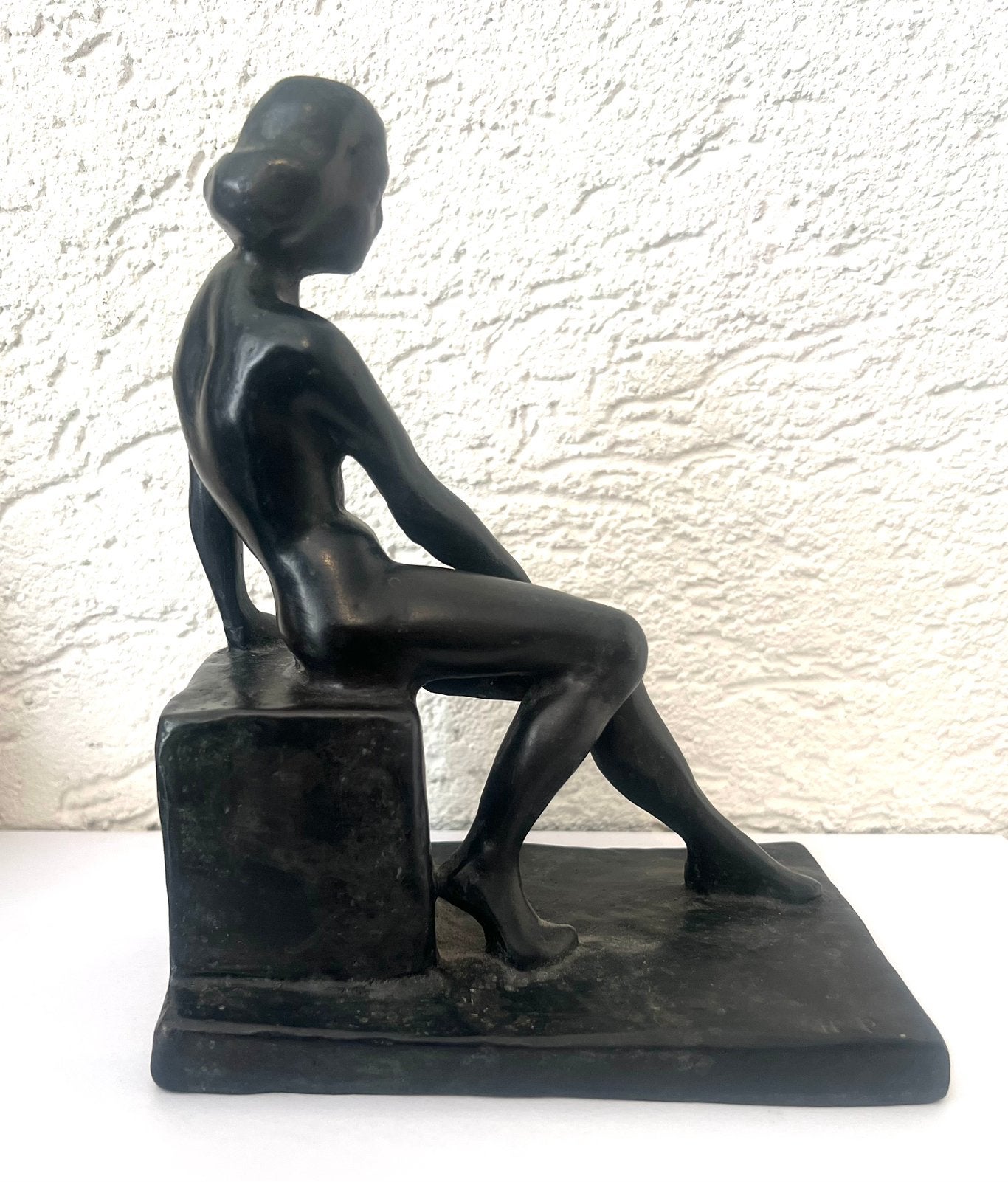 H P bronzen patina art deco beeld zittend naakte vrouw, Antiek en Kunst, Verzenden, Art deco, Brons, Vrouw