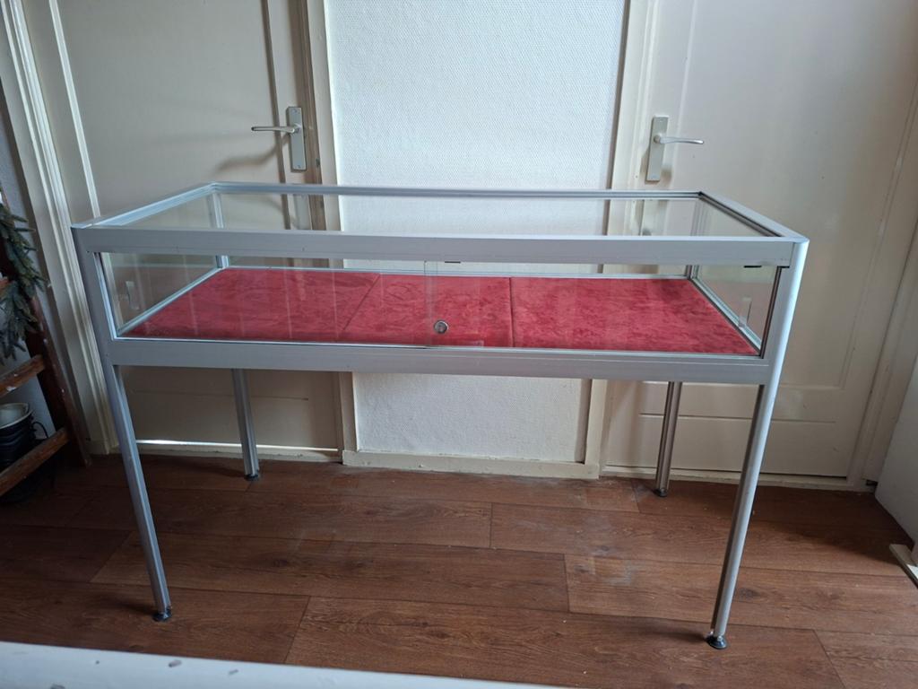 Aluminium vitrine met slot - 132 cm breed - Ex-juwelier, Huis en Inrichting, Ophalen, Gebruikt, 100 tot 150 cm, 100 tot 150 cm