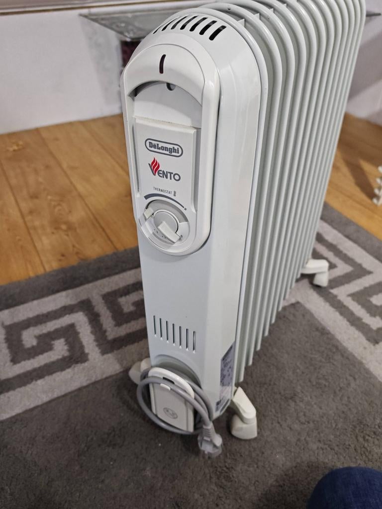 DeLonghi Vento V551225 Oliegevulde Radiator - 2500W, 30 tot 80 cm, Radiator, Ophalen of Verzenden, Zo goed als nieuw