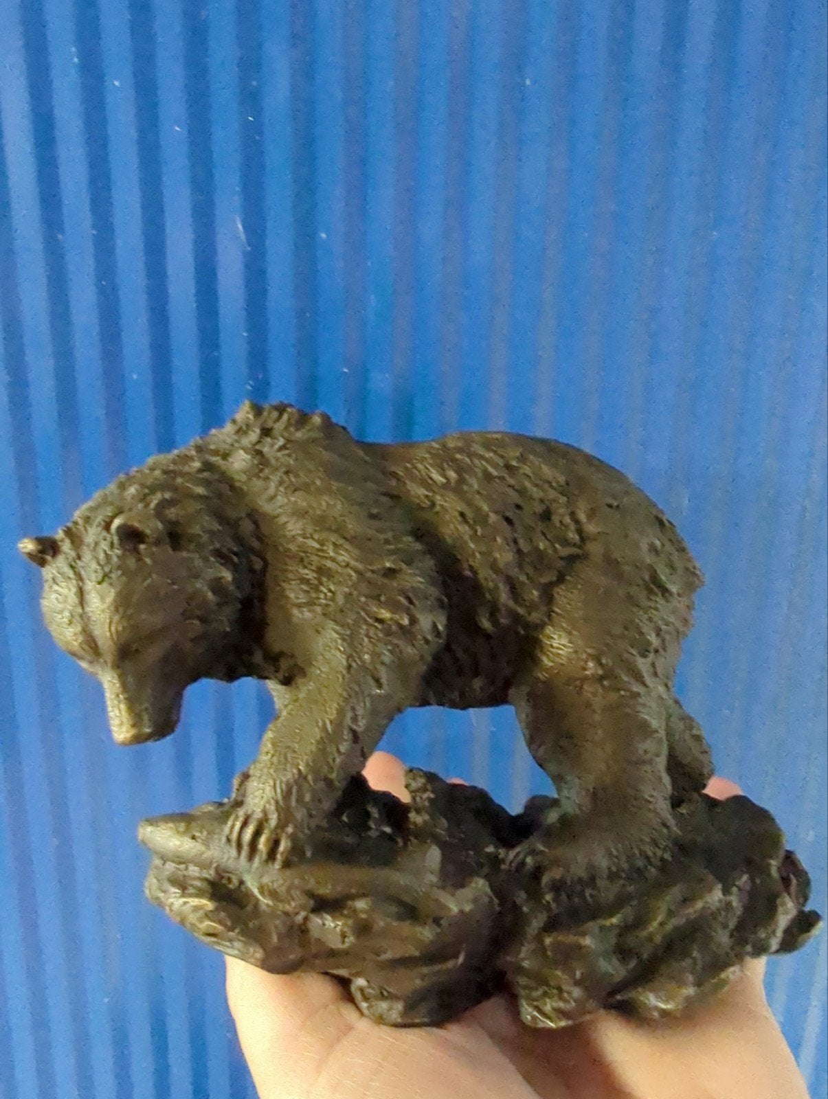 Bronzen sculptuur van beer met vis op marmeren sokkel, Antiek en Kunst, Minder dan 20 cm, Ophalen of Verzenden, Beeld, Bruin