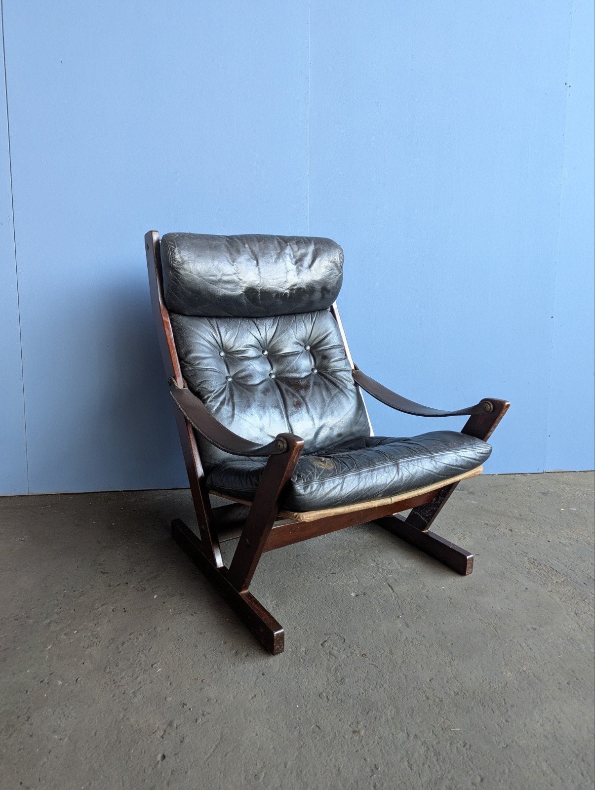 Midcentury brutalist safari fauteuil - Aarflot Møbler 1970s, Huis en Inrichting, Fauteuils, Gebruikt, Leer, 50 tot 75 cm, Minder dan 75 cm