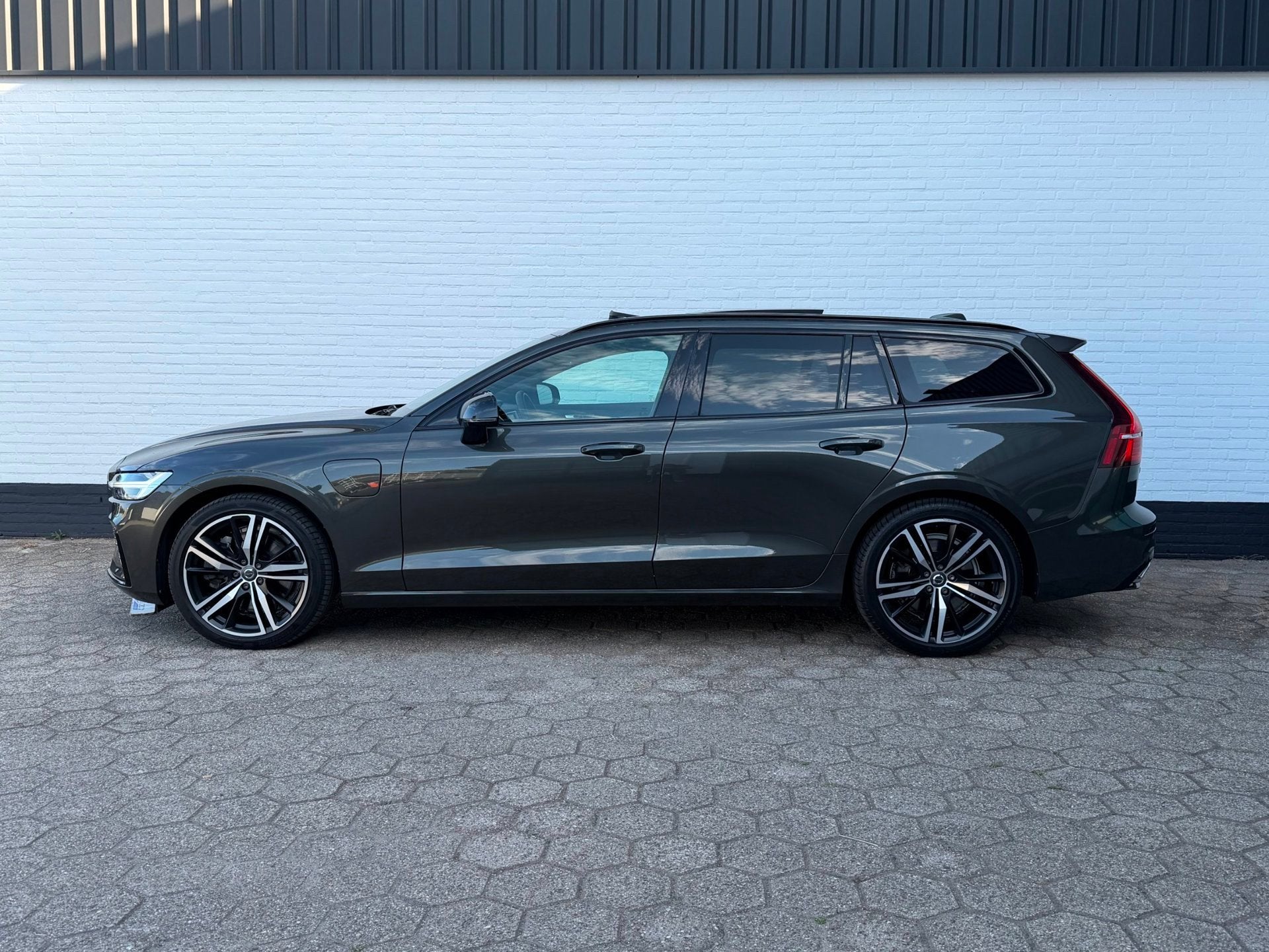 Volvo V60 T6 Recharge AWD R-Design l PANO l H&K l ACC l 360, Auto's, Volvo, Automaat, Gebruikt, Zwart, 4 cilinders