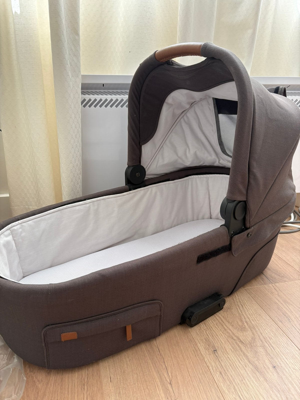 Mutsy Nio Reiswieg met voetenzak, adapter en matras, Kinderen en Baby's, Kinderwagens en Combinaties, Gebruikt, Met reiswieg, Mutsy