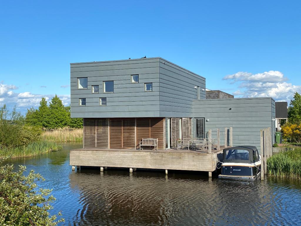 WATER VILLA SNEEK TE KOOP, 200 tot 500 m², Sneek, Vrijstaande woning, 249 m²