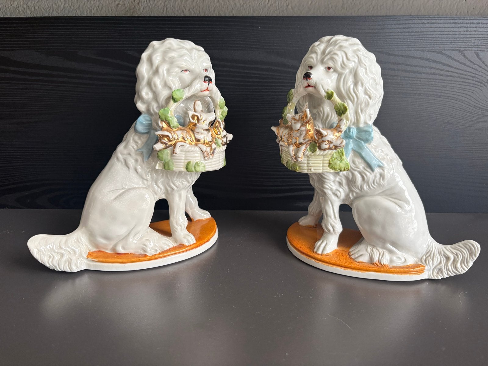 Antiek porseleinen hondenbeeldjes met mandje (set van 2), Ophalen of Verzenden