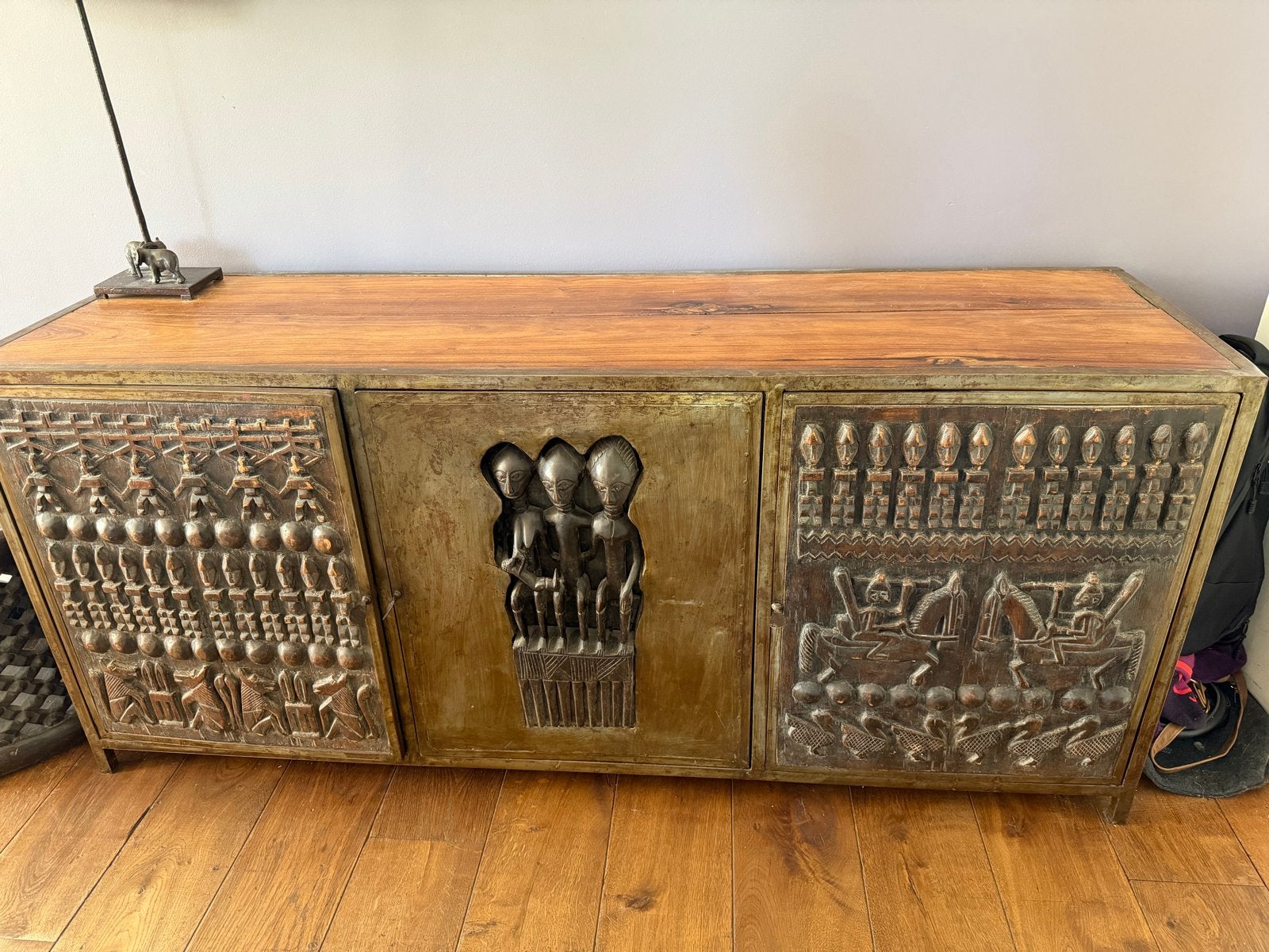 Unieke Afrikaanse Houten Kast met Handgesneden Panelen, Antiek en Kunst, Kunst | Niet-Westerse kunst, Overige typen, Afrika, Hout