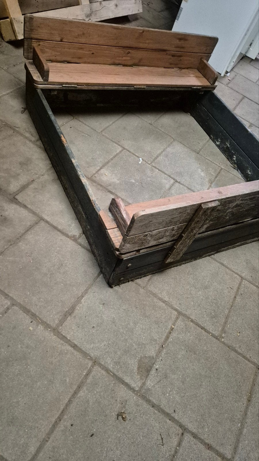 Zandbank met deksel dat als bankjes opgeklapt kan worden, Ophalen, Gebruikt