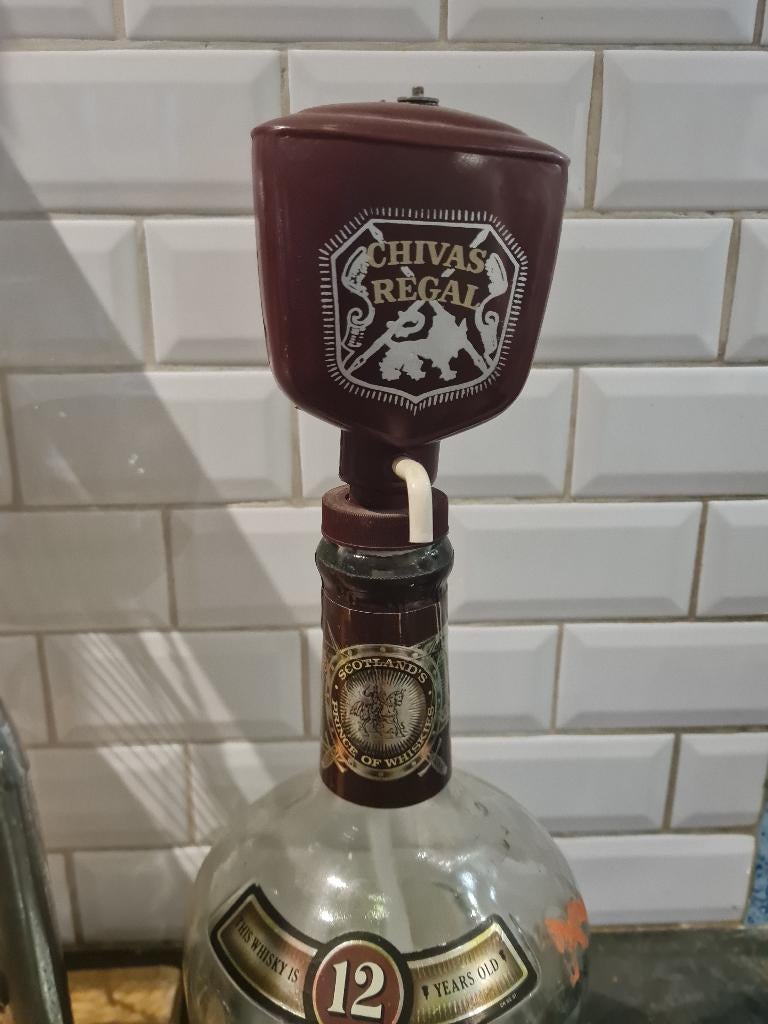 Grote lege fles Chivas Regal met pompje, Heikant 21 Kaatsheuvel, Belle Vieille Brocante, Zo goed als nieuw, Jolandamonsieurs@gmail.com
