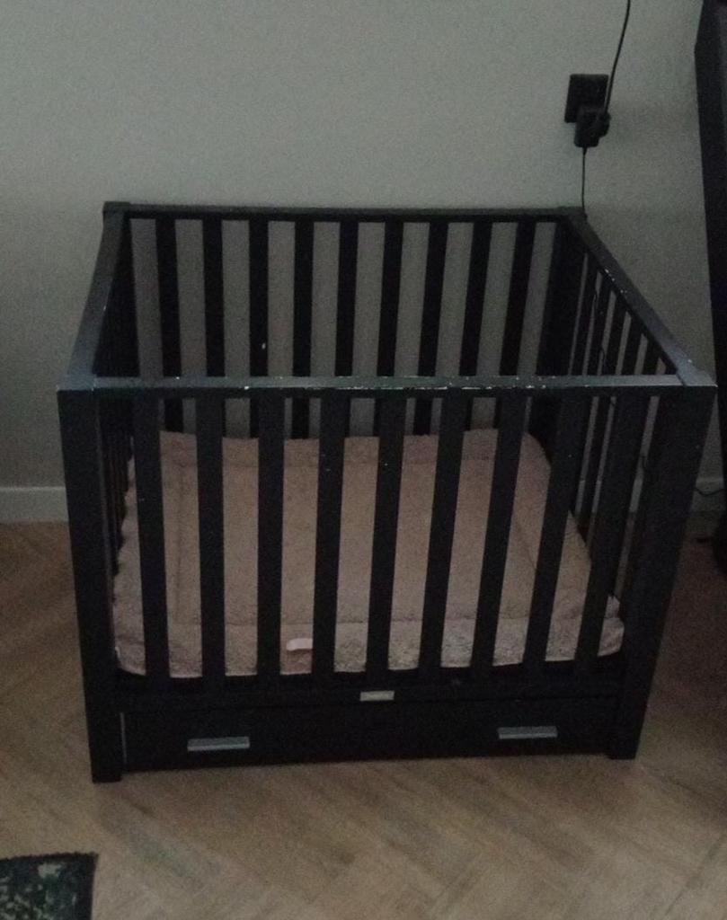 Bopita box inclusief , matras en boxkleed - likje verf nodig, Ophalen, Gebruikt, Vierkant, Boxkleed