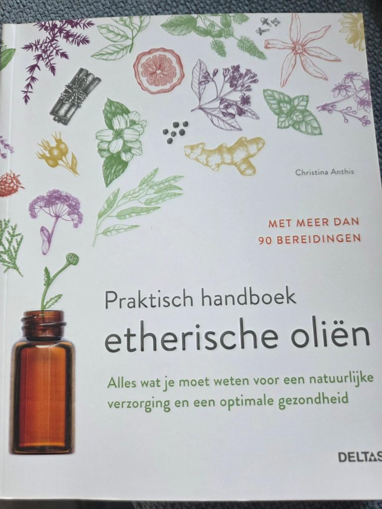 Praktisch handboek etherische oliën - Christina Anthis, Boeken, Ophalen of Verzenden, Zo goed als nieuw, Kruiden en Alternatief