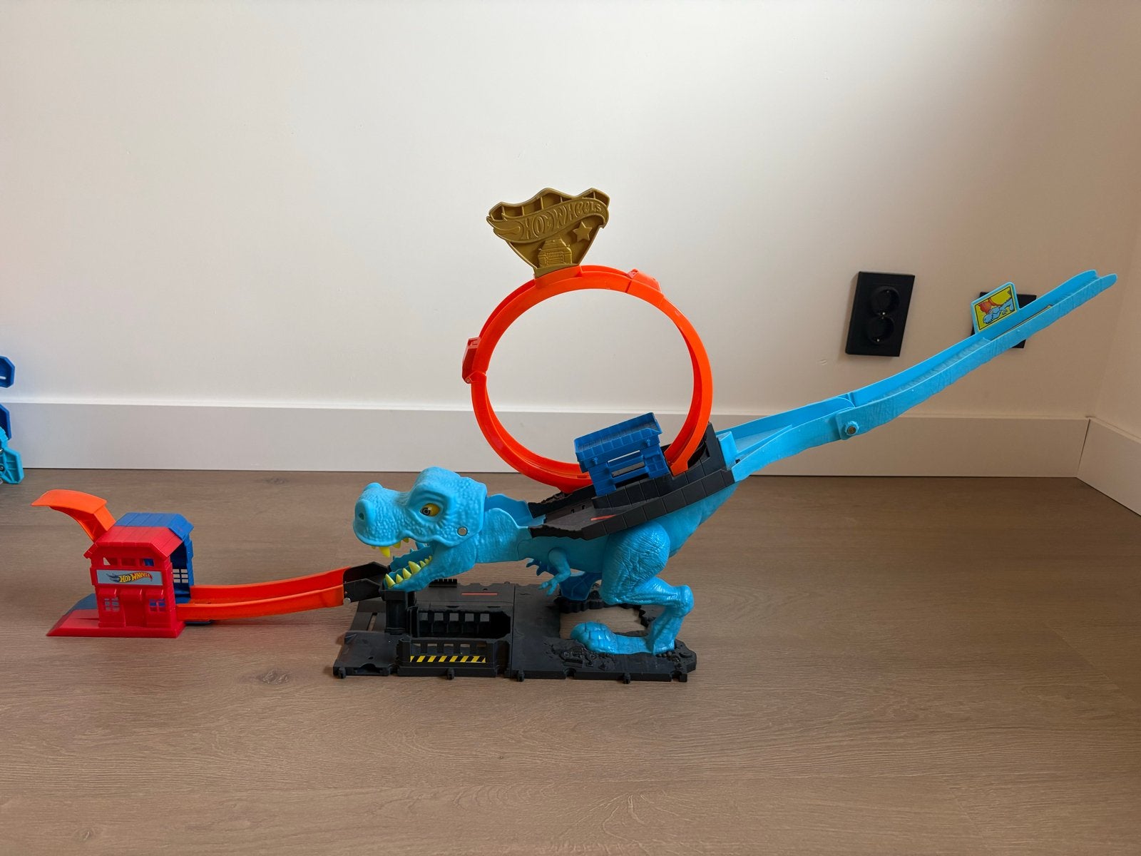 Hot Wheels City T-Rex aanval speelset, Kinderen en Baby's, Speelgoed | Speelgoedvoertuigen, Ophalen, Zo goed als nieuw