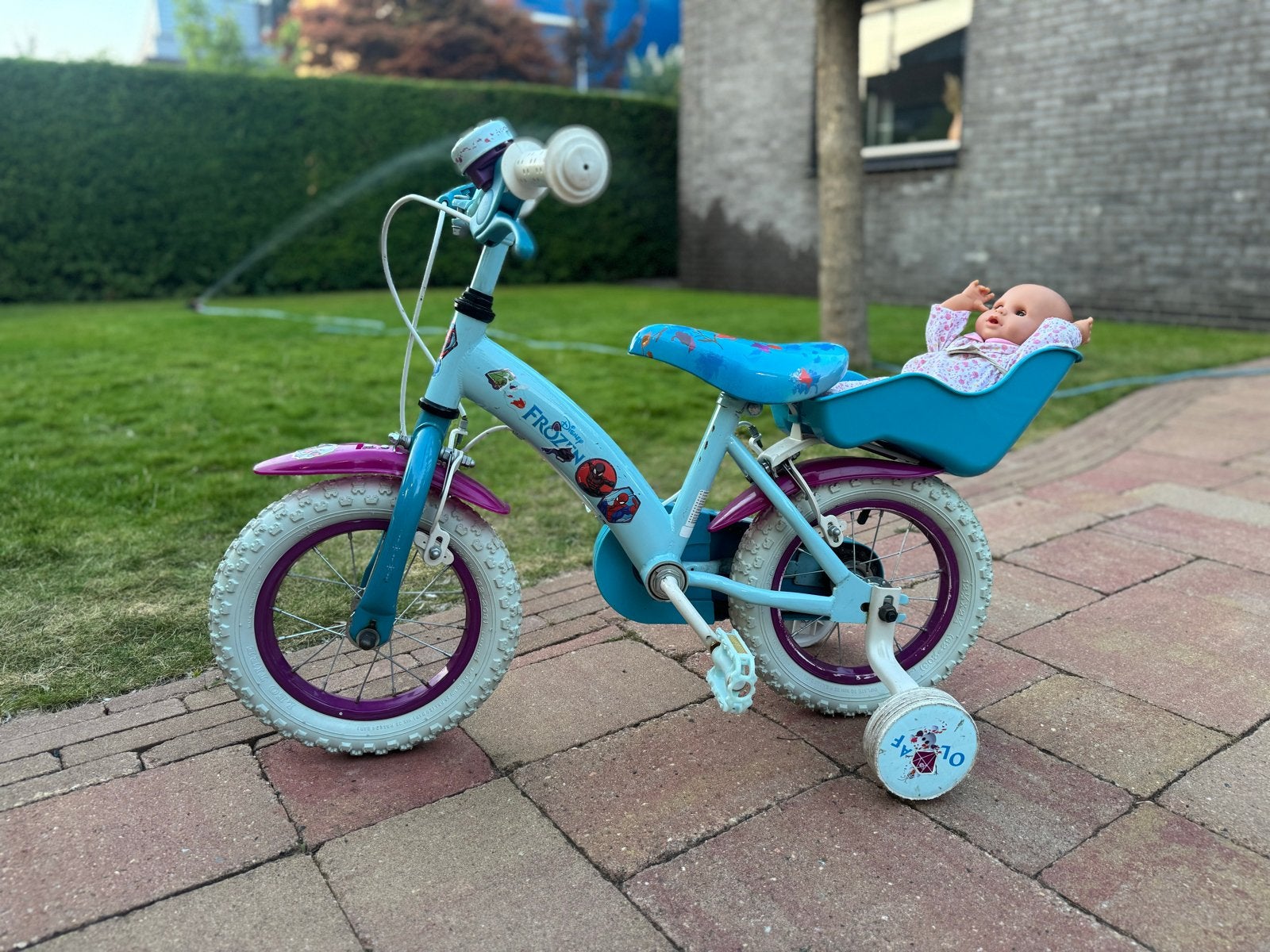 Frozen kinderfiets met zijwieltjes en poppenstoeltje, Ophalen, Terugtraprem, Zijwieltjes, Gebruikt