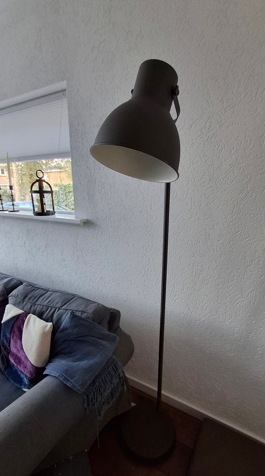 Ikea Hektar Donkergrijze vloerlamp met verstelbare kap, Ophalen, E27 (groot), Zo goed als nieuw, Metaal