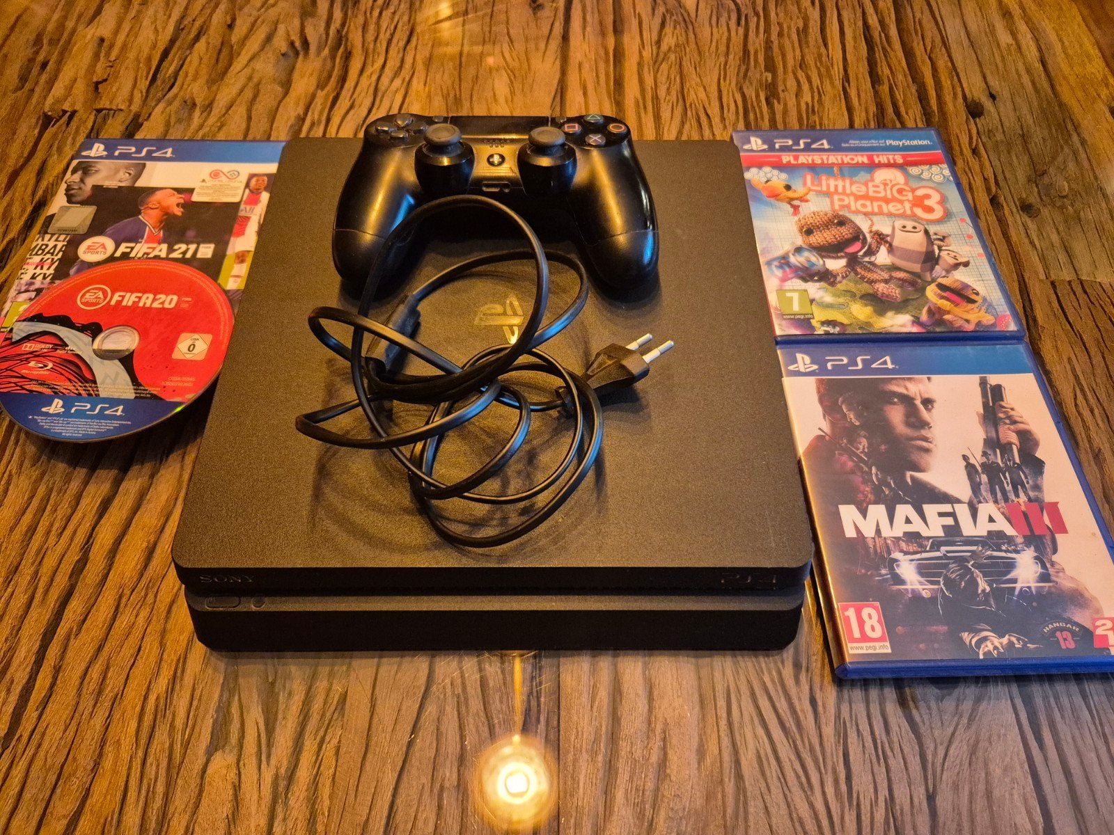 PS4 met 1 controller en 4 games, Spelcomputers en Games, Spelcomputers | Sony PlayStation 4, Met games, Ophalen of Verzenden, Zo goed als nieuw
