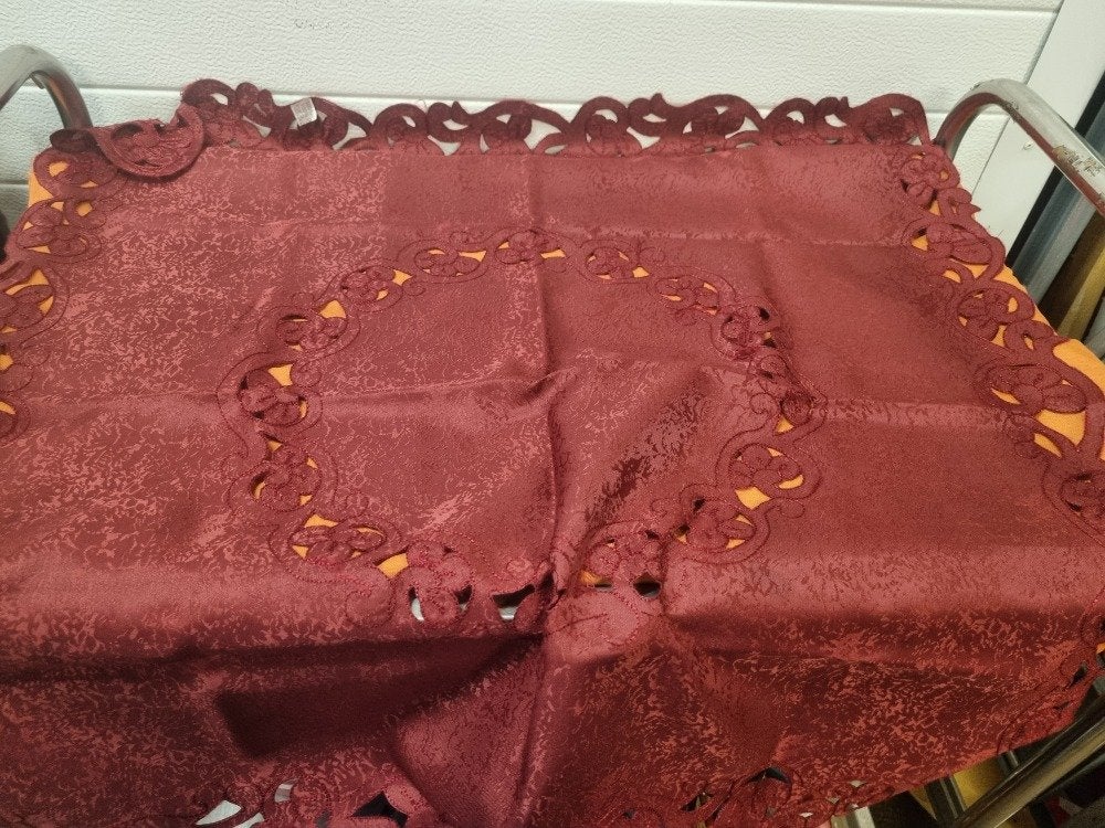 tafelkleed bordeau rood opengewerkt, Ophalen of Verzenden, 'T Olde Gre-j, Info@toldegrej.nl, Endepoelstraat 20f Didam