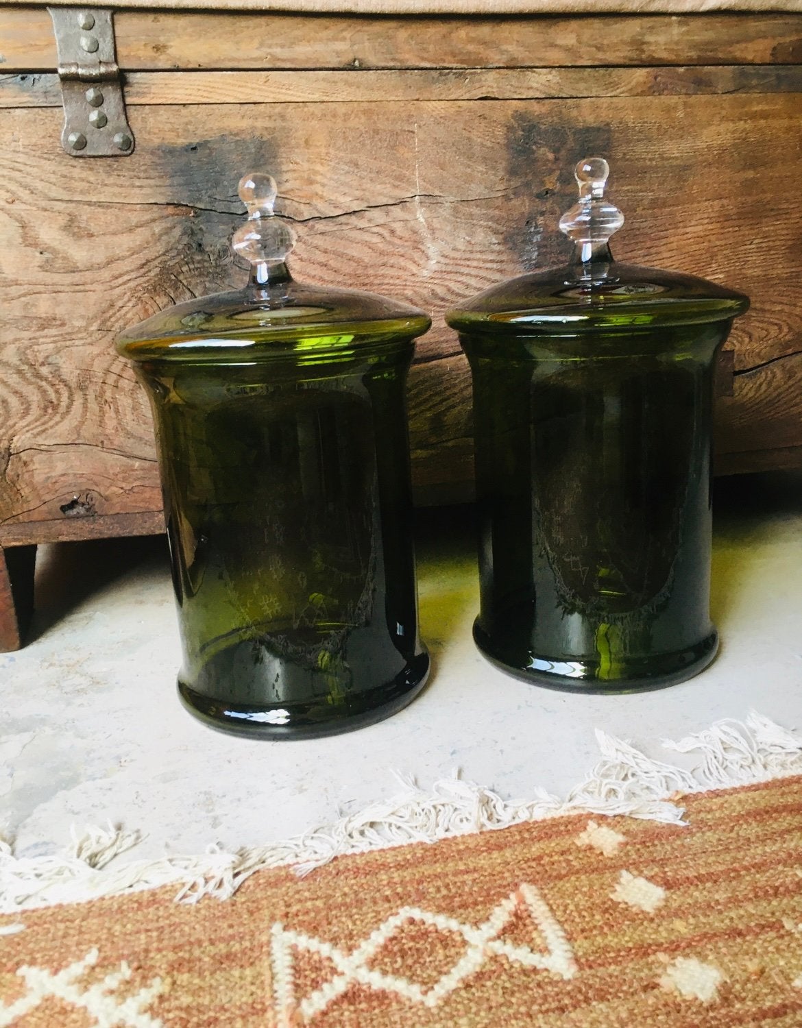 Groene glazen potten, Ophalen