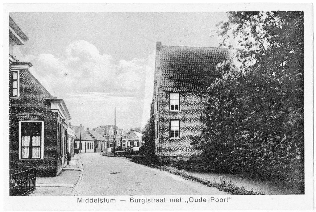 Middelstum, Burchtstraat met Oude poort, 1930, Verzenden, 1920 tot 1940, Gelopen, Groningen