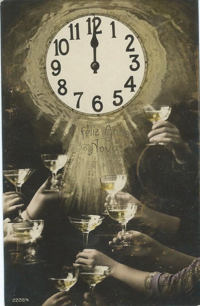 Antieke Nieuwjaarskaart met klok en toostende mensen, Ophalen of Verzenden, Voor 1920, Gelopen, Feest(dag)