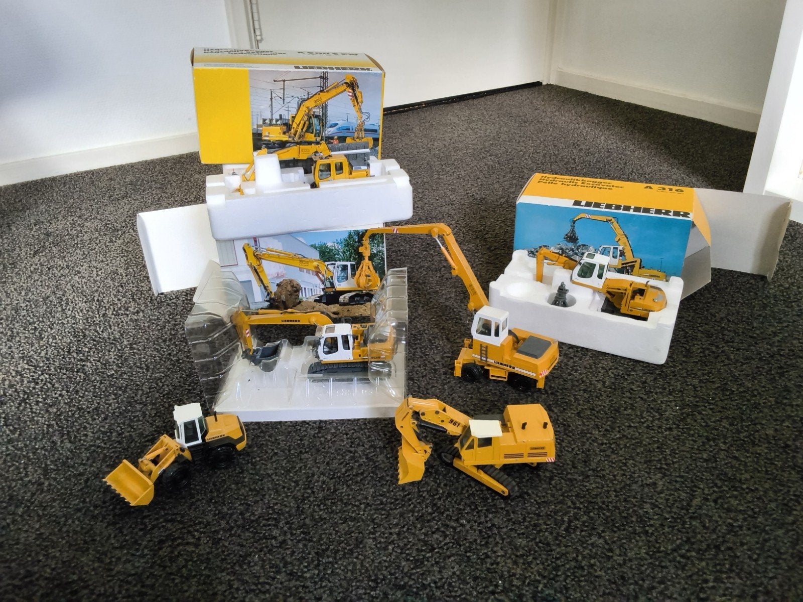 te koop Liebherr schaalmodellen, Ophalen, Zo goed als nieuw, 1:50 of kleiner, Overige merken