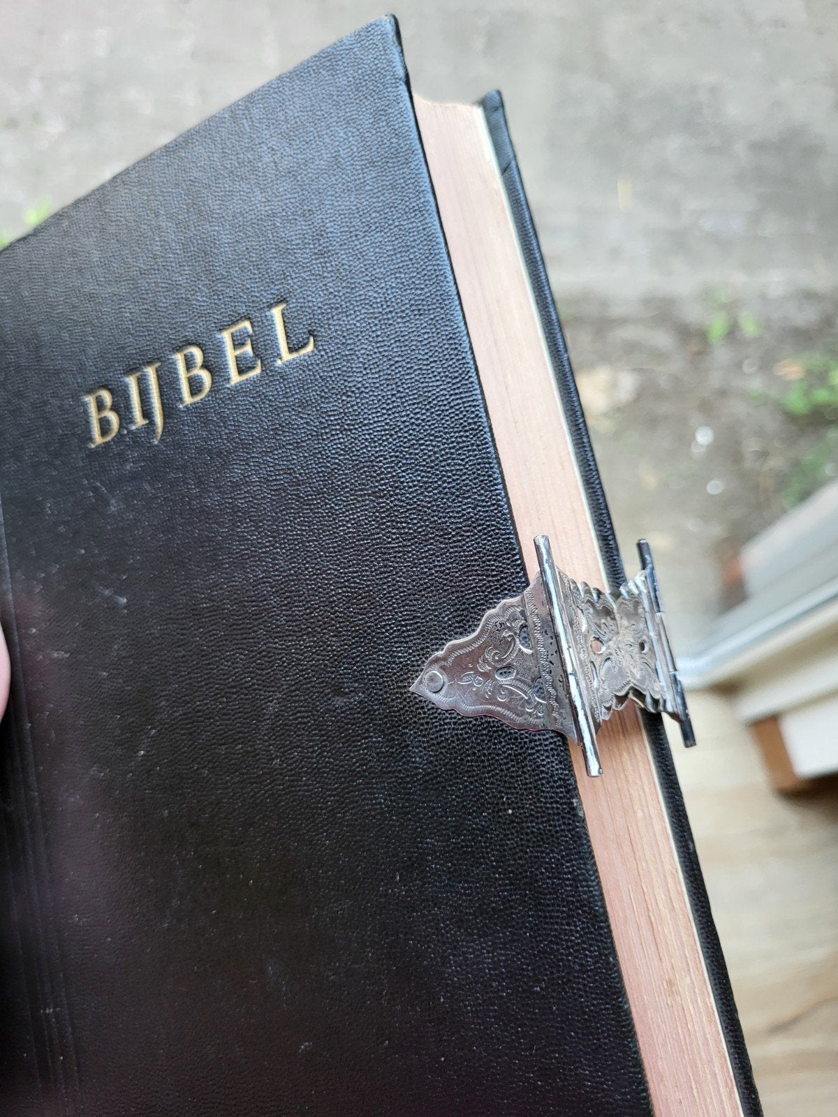 Unieke grote  Bijbel  met 19e-eeuws zilveren slot (835), Antiek en Kunst, Ophalen of Verzenden, Nederlands Bijbelgenootschap (NBG)