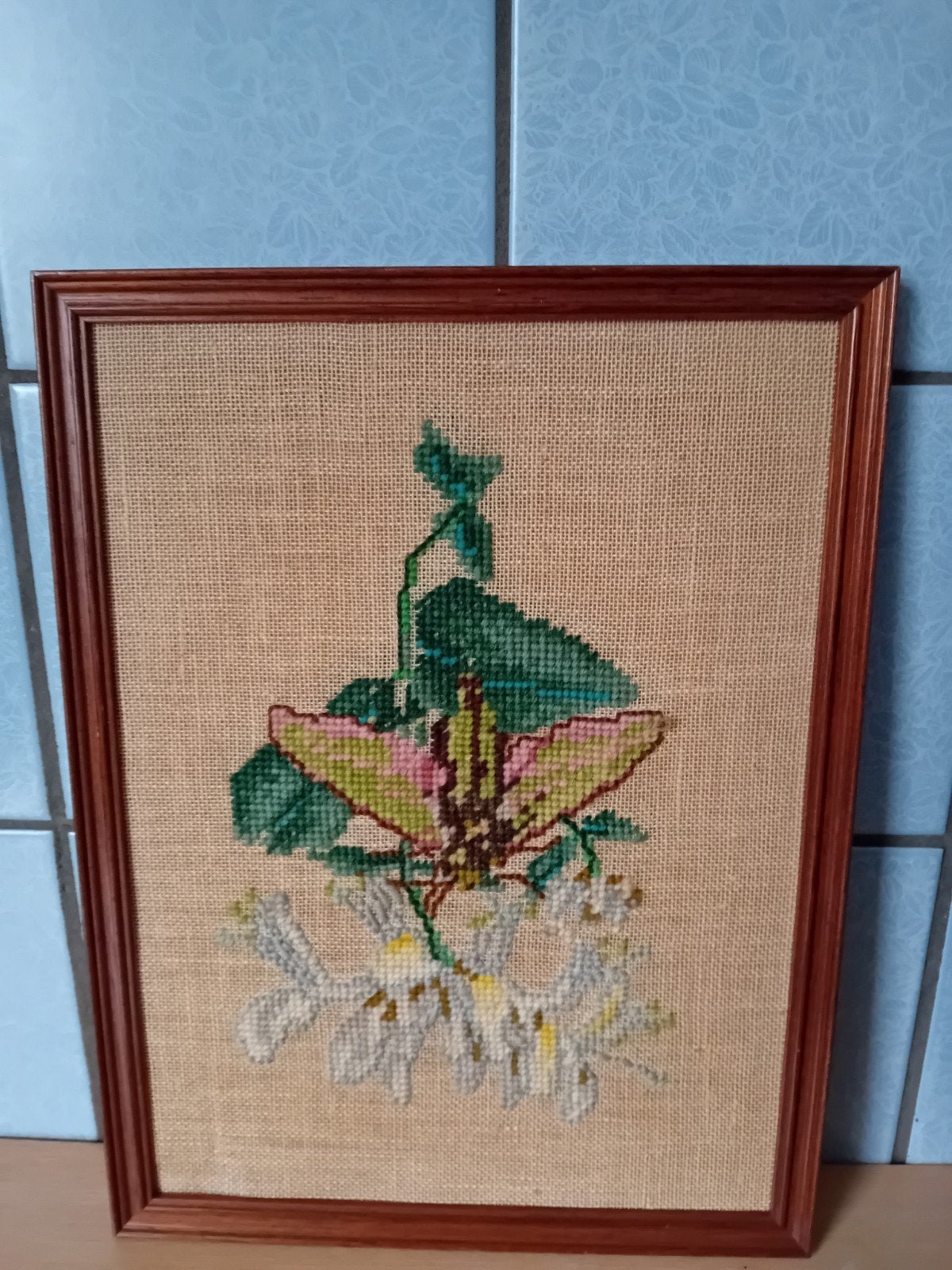 Geborduurd schilderij vlinder bloem met houten lijst, Minder dan 50 cm, Gebruikt, Ophalen of Verzenden, Schilderij