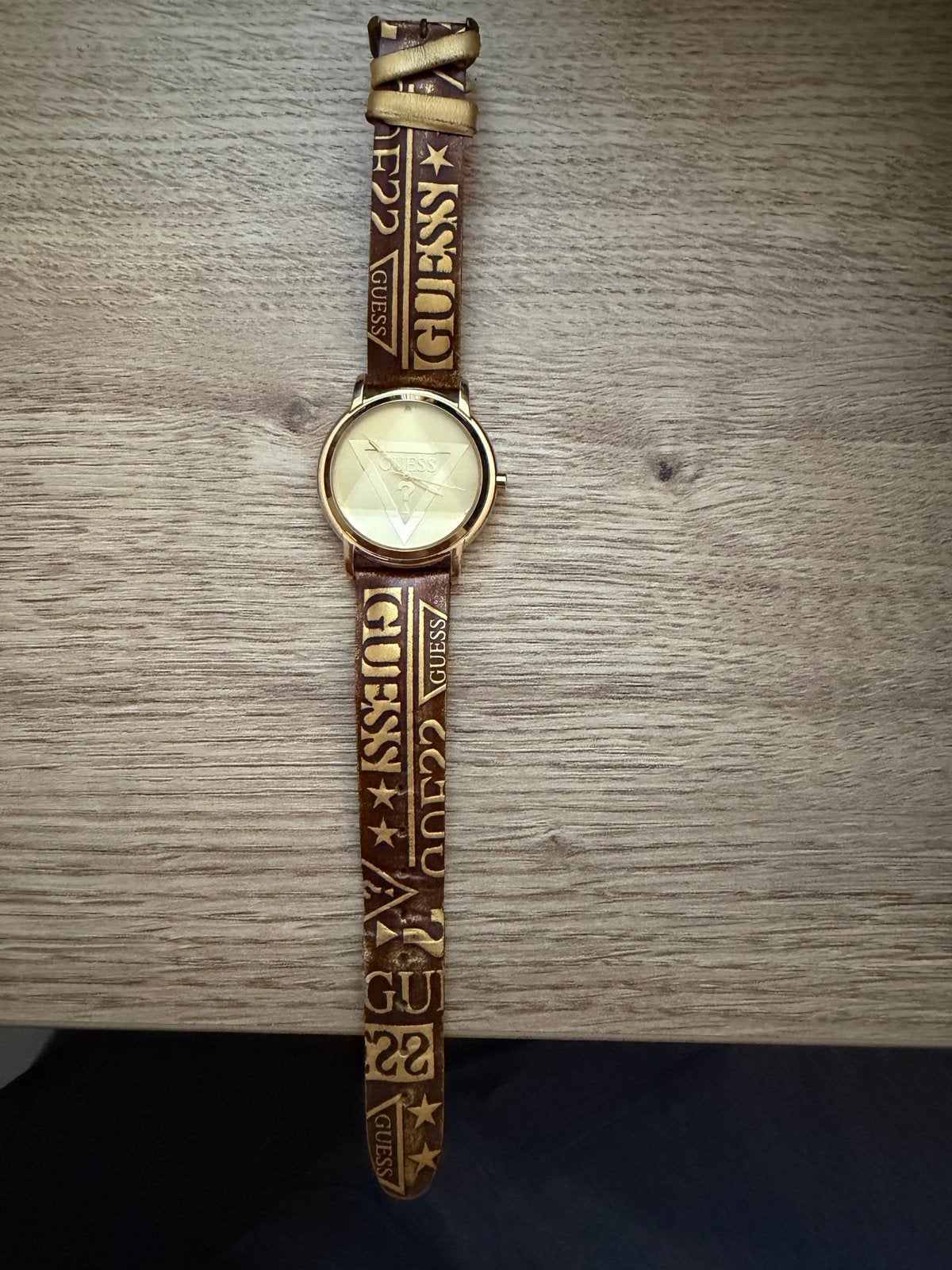 Guess horloge met gouden kast en leren bandje - Vintage, Overige merken, Overige materialen, Polshorloge, Ophalen of Verzenden
