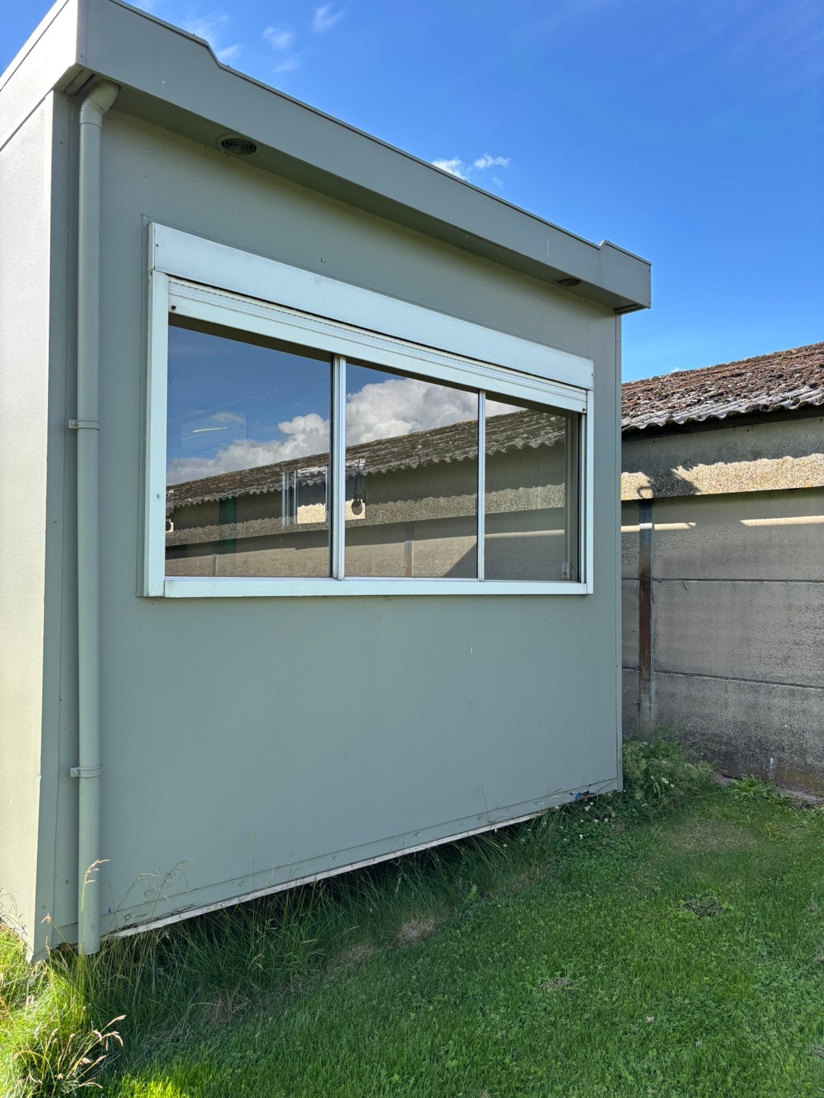 Unit 8x3 met airco/toilet en keukenblok met vaatwasser, Ophalen