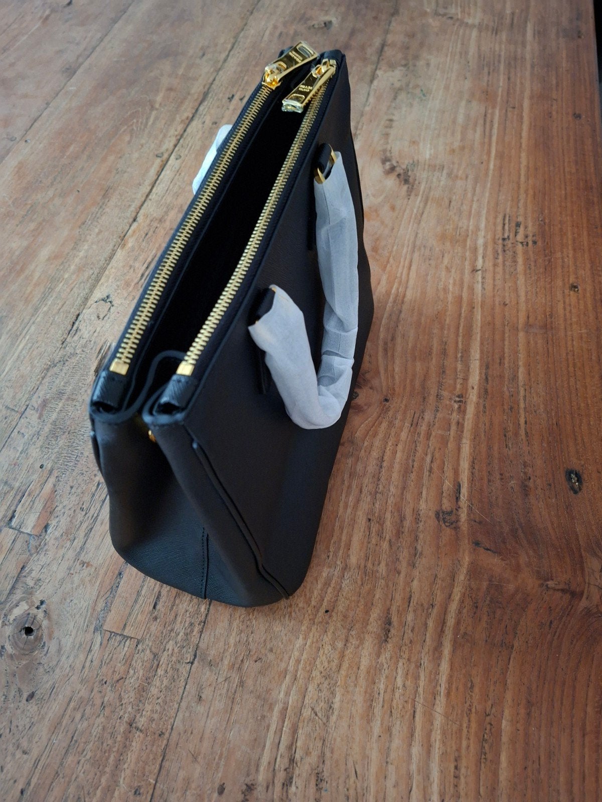 Nieuwe Prada zwarte tas met goudkleurige ritsen, Zwart, Nieuw, Ophalen of Verzenden, Handtas
