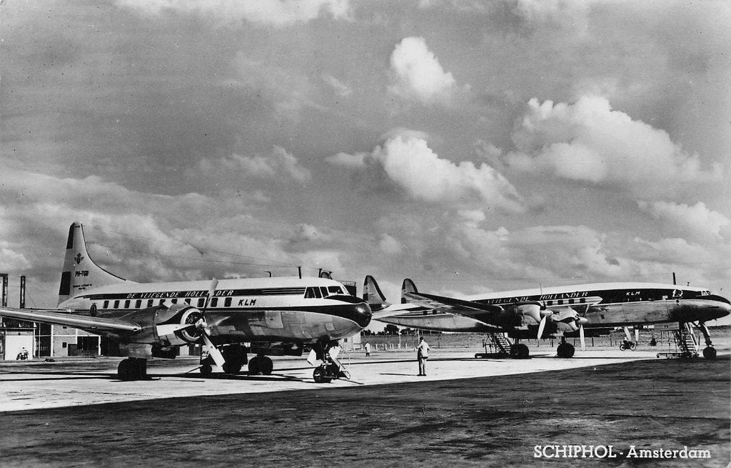 Amsterdam Schiphol - met Super Constelation (1958), Ophalen of Verzenden, 1940 tot 1960, Gelopen, Noord-Holland