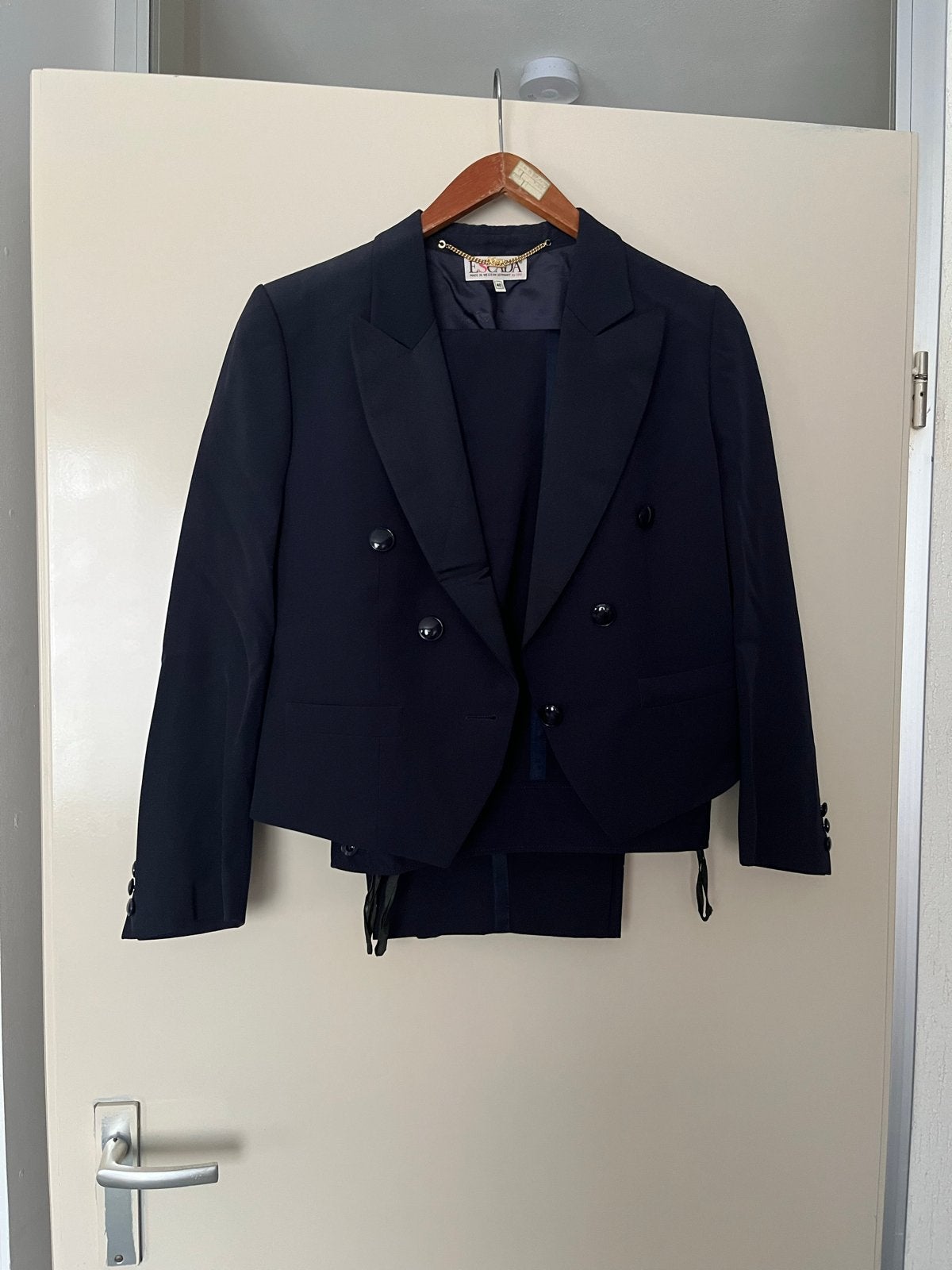 Donkerblauw designer Escada kostuum - Maat 36/38, Ophalen, Kostuum of Pak, Blauw, Zo goed als nieuw