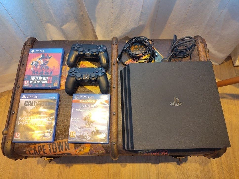 PS4 Pro 1TB CUH-7216B 2 controllers - stilste versie!, Spelcomputers en Games, Spelcomputers | Sony PlayStation 4, Met games, Met 2 controllers