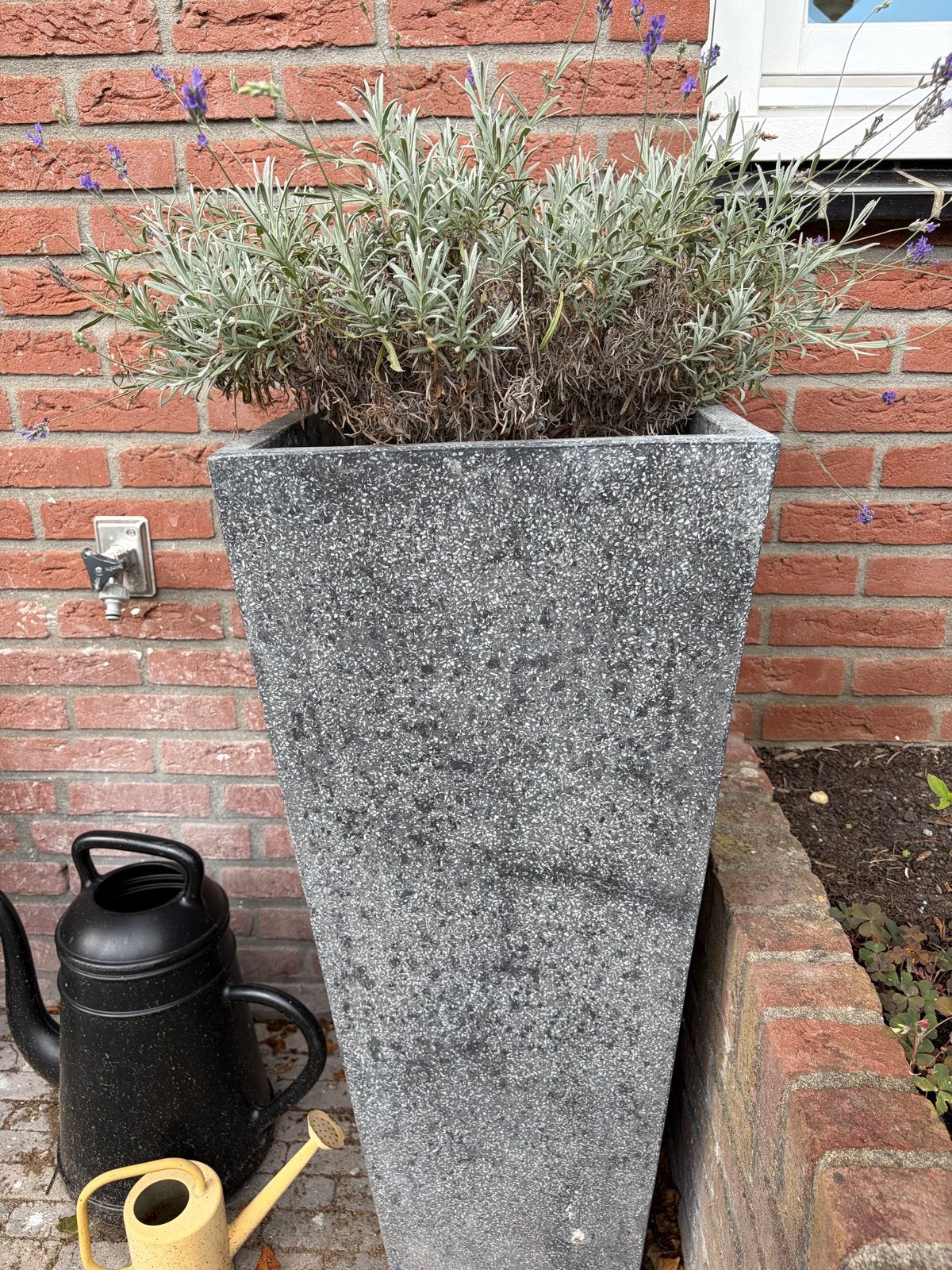Grote grijze bloempotten van beton (2x), Tuin en Terras, Bloempotten, Gebruikt, Balkon, Overige vormen, Beton