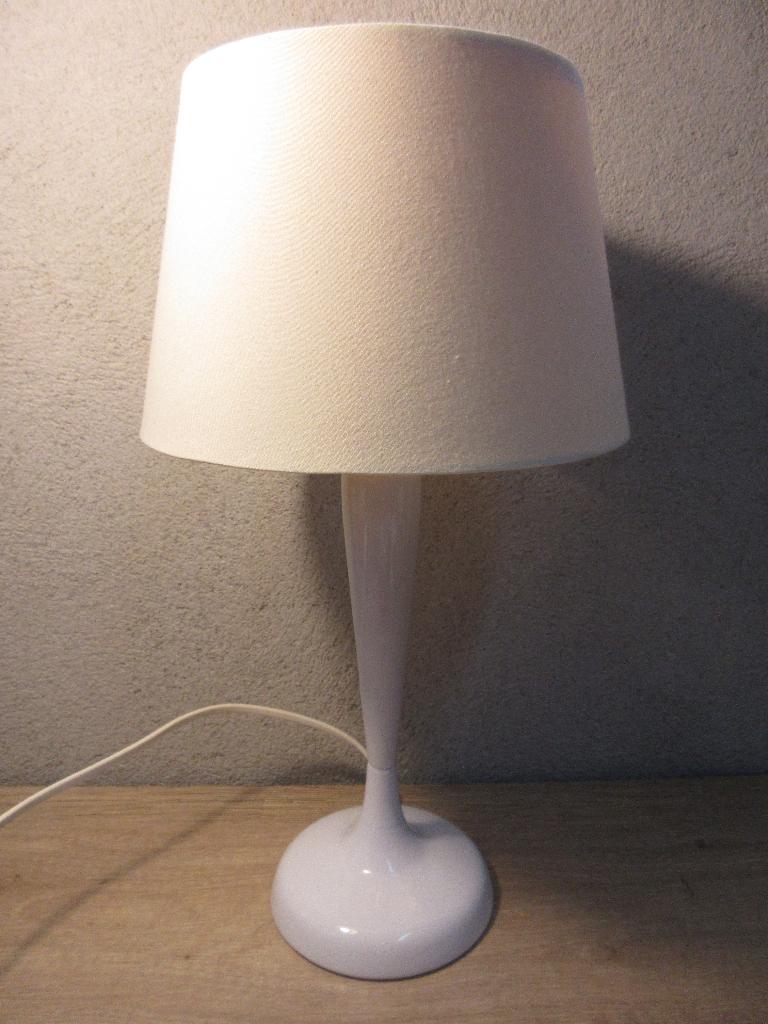 Vintage lamp met wit emaille voet, Ophalen of Verzenden, Gebruikt, Metaal, Minder dan 50 cm