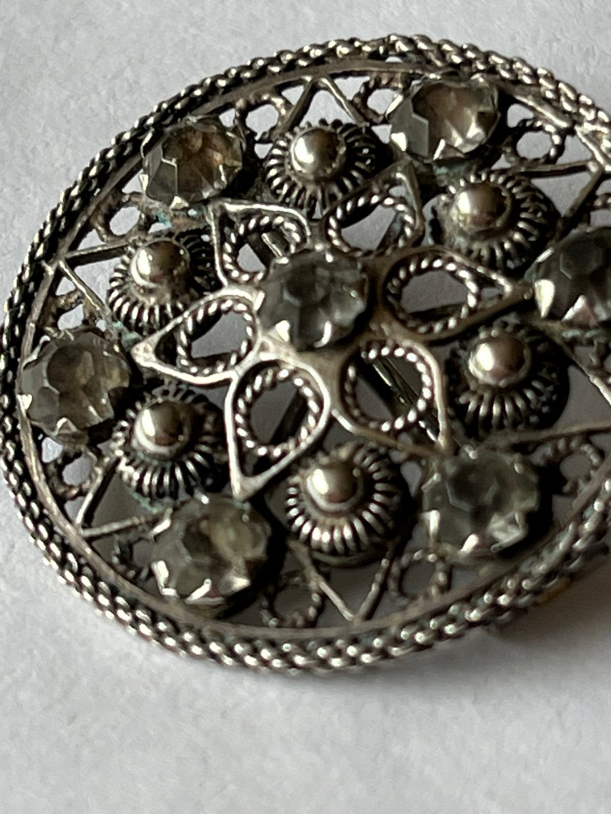 Zilveren Zeeuwse Broche met Edelstenen - Gekeurd, Verzenden, Minder dan 4 cm, Zo goed als nieuw, Met edelsteen