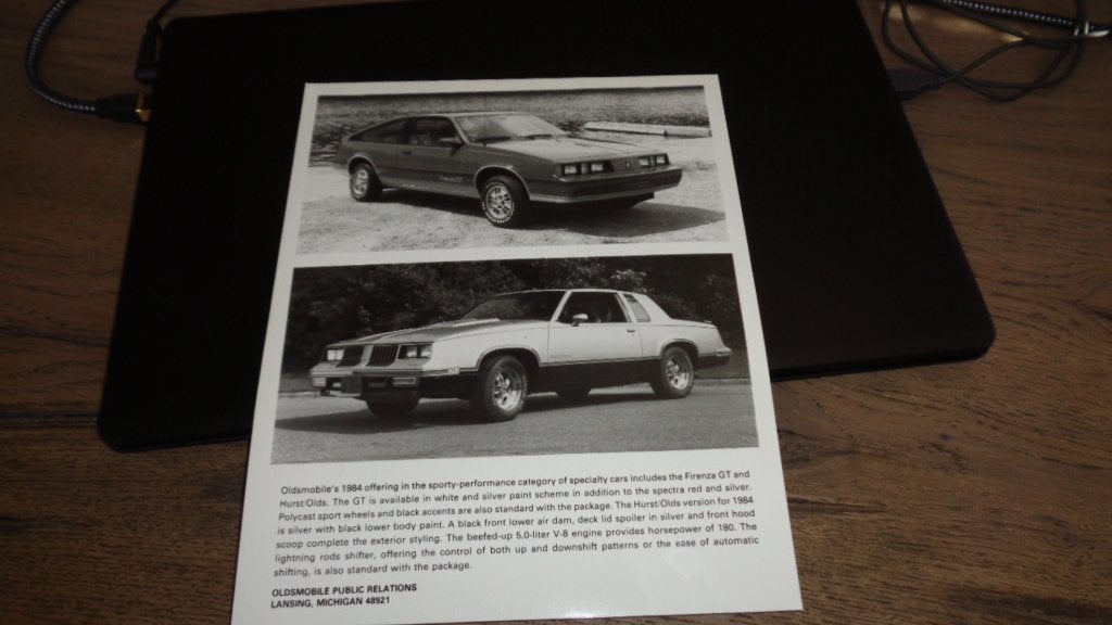 GROTE USA Persfoto OLDSMOBILE FIRENZA GT and HURST   1984, Verzenden, Zo goed als nieuw, Overige merken